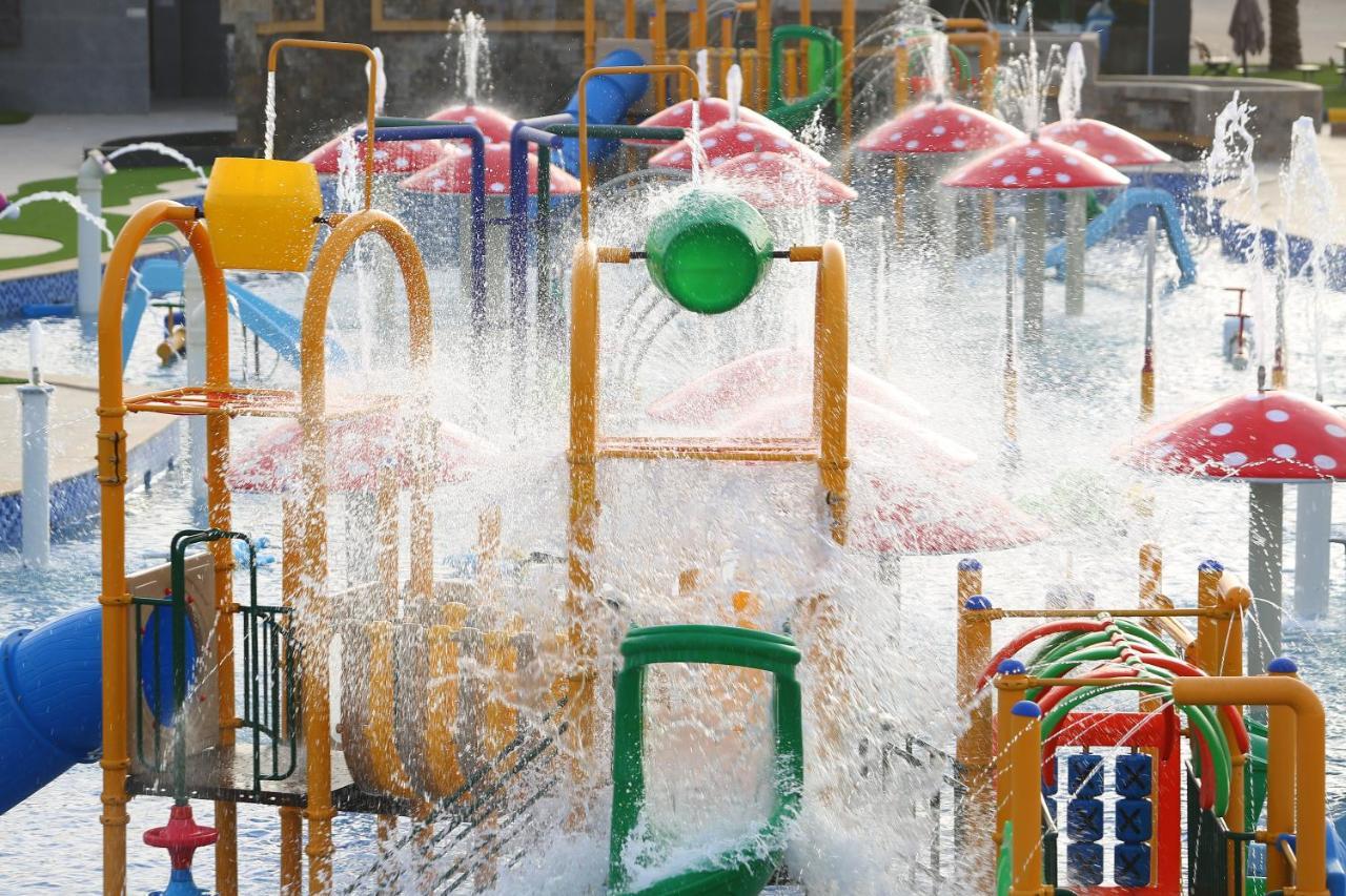 Amaaria Aquapark & *